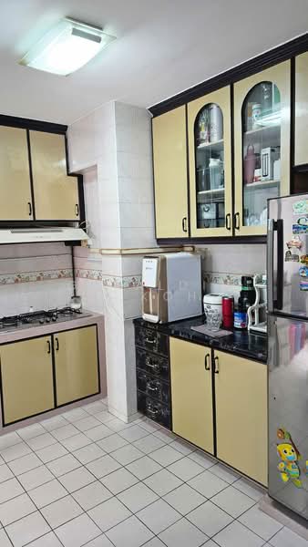 692 Jurong West Central 1 HDB Flat For Sale at S$ 680,000 | PropertyGuru Singapore - Kitchen
