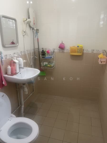 613 Hougang Avenue 8, 613 Hougang Avenue 8, 3 Bedrooms, 1,119 sqft, HDB Flat For Sale, by Susan Koh, 500101077 - Bathroom - PropertyGuru.com.sg