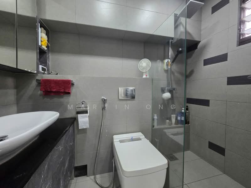 86 Telok Blangah Heights HDB Flat For Sale at S$ 963,000 | PropertyGuru Singapore - Bathroom