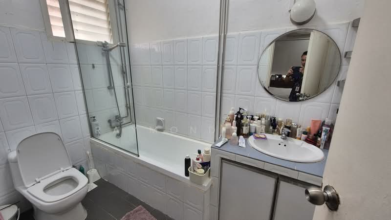 Landed Unit Near Tan Kah Kee MRT, , 5 Bedrooms, 4,001 sqft, Terraced House For Rent, by Raymond Tay, 500101086 - Bathroom - PropertyGuru.com.sg