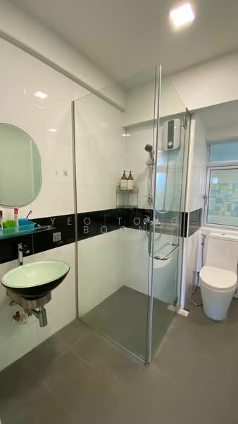 Queensway Tower Apartment For Sale at S$ 2,470,000 | PropertyGuru Singapore - Bathroom