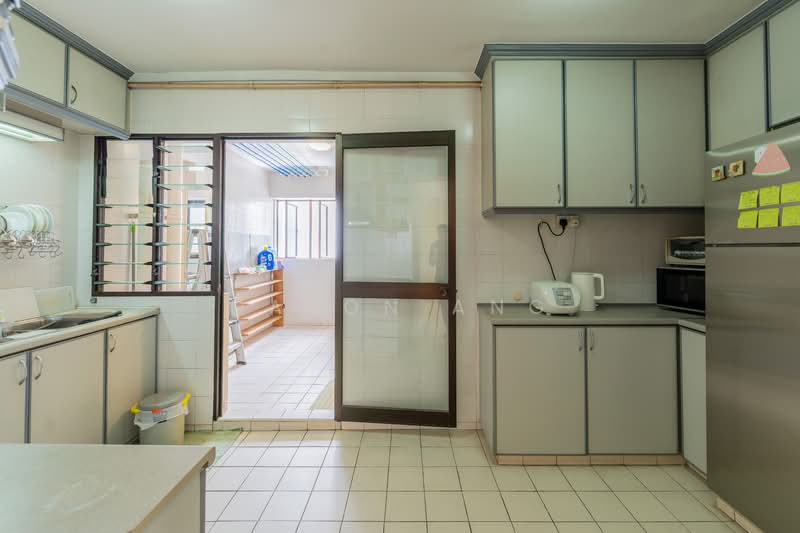 265 Toh Guan Road HDB Flat For Sale at S$ 800,000 | PropertyGuru Singapore - Kitchen
