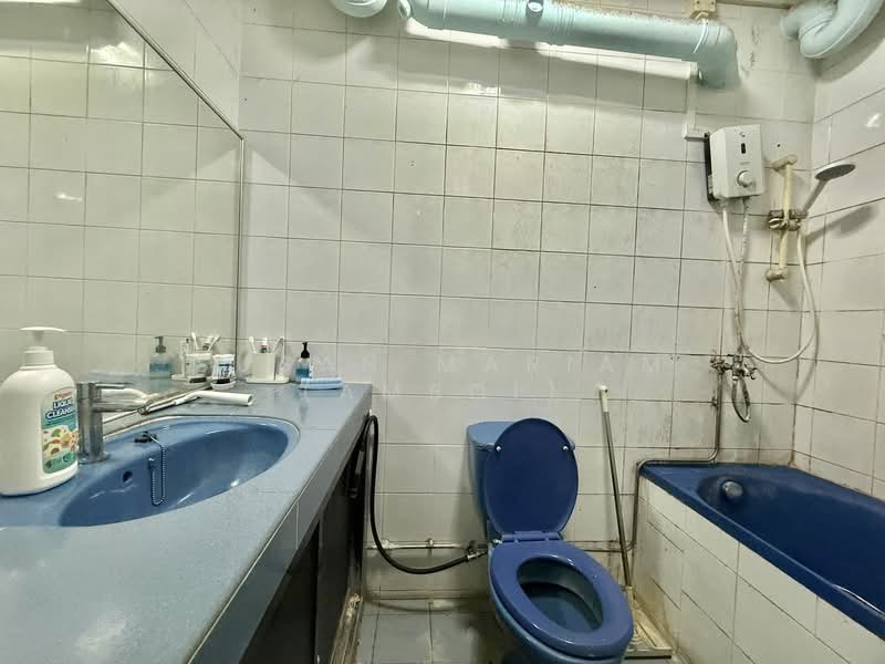 286D Toh Guan Road HDB Flat For Sale at S$ 550,000 | PropertyGuru Singapore - Bathroom