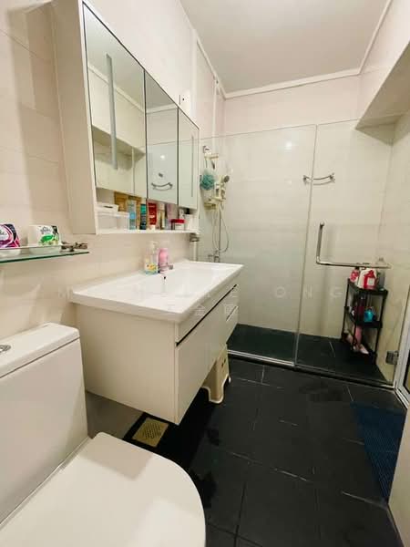 789 Choa Chu Kang North 6 HDB Flat For Sale at S$ 688,000 | PropertyGuru Singapore - Bathroom