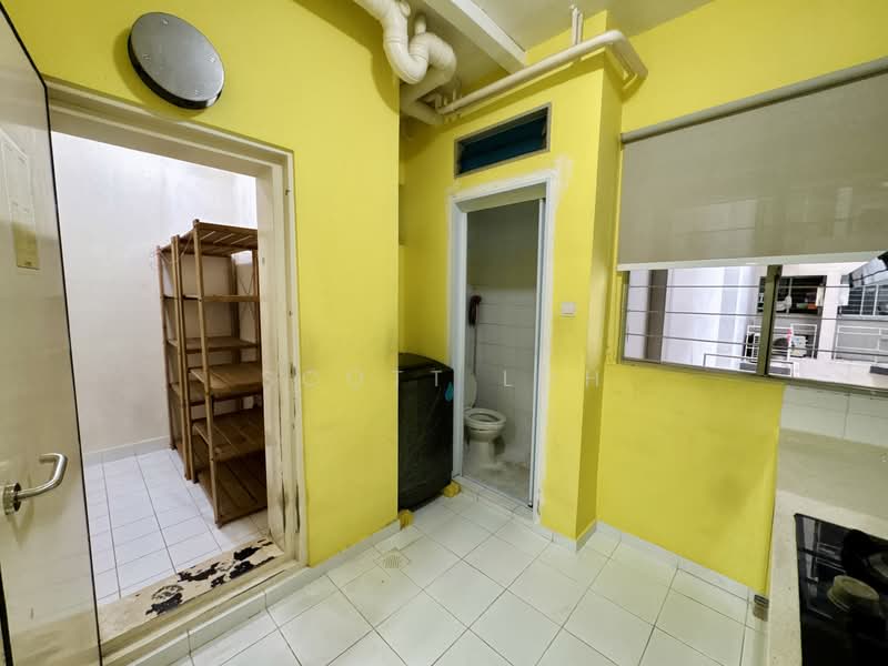 Starville Condominium For Sale at S$ 2,050,000 | PropertyGuru Singapore - Yard, Stove, Home Shelter & WC