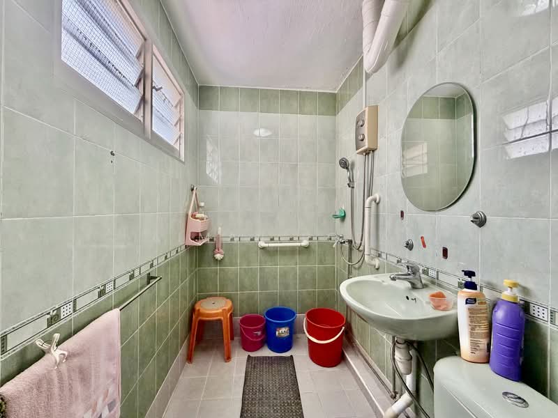 531 Hougang Avenue 6 HDB Flat For Sale at S$ 760,000 | PropertyGuru Singapore - Bathroom