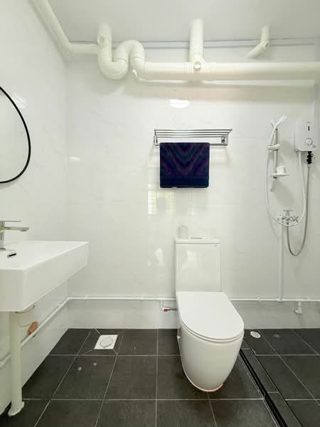 512 Serangoon North Avenue 4 HDB Flat For Sale at S$ 850,000 | PropertyGuru Singapore - Bathroom