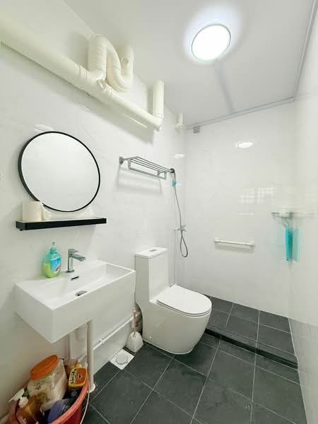 512 Serangoon North Avenue 4 HDB Flat For Sale at S$ 850,000 | PropertyGuru Singapore - Bathroom