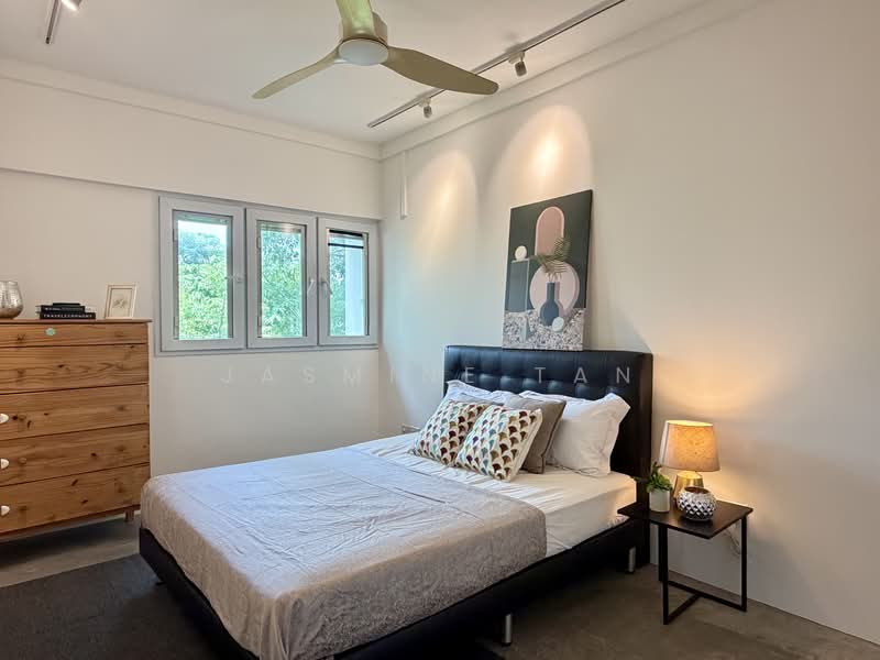 214 Serangoon Avenue 4 HDB Flat For Sale at S$ 600,000 | PropertyGuru Singapore - Master Bedroom