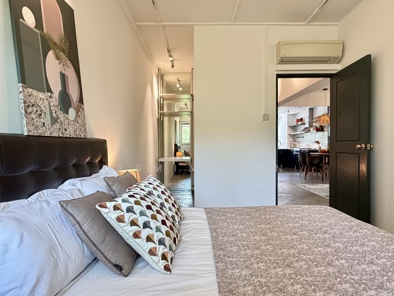 214 Serangoon Avenue 4 HDB Flat For Sale at S$ 600,000 | PropertyGuru Singapore - Master Bedroom