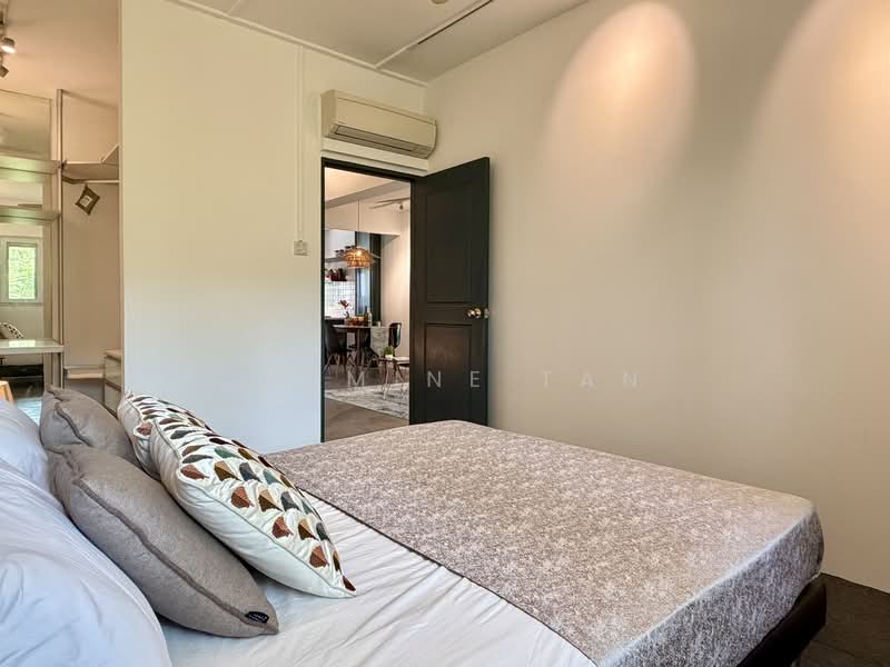 214 Serangoon Avenue 4 HDB Flat For Sale at S$ 600,000 | PropertyGuru Singapore - Master Bedroom