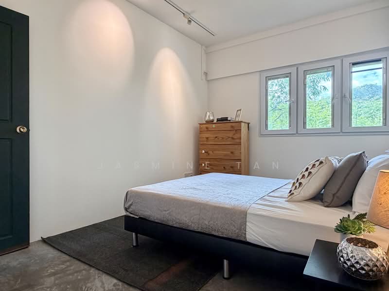 214 Serangoon Avenue 4 HDB Flat For Sale at S$ 600,000 | PropertyGuru Singapore - Master Bedroom