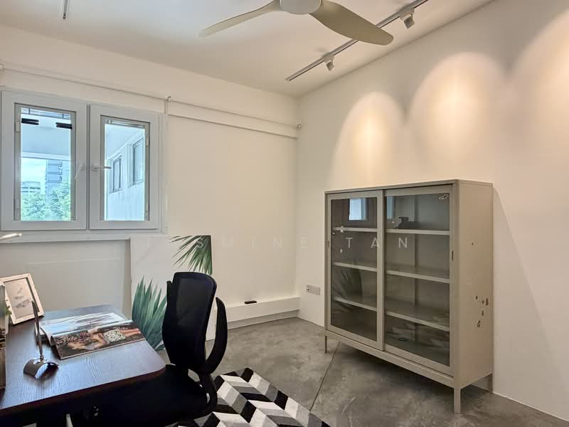 214 Serangoon Avenue 4 HDB Flat For Sale at S$ 600,000 | PropertyGuru Singapore - Bedroom 1