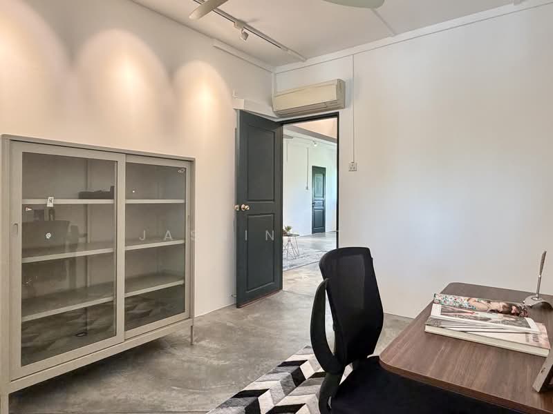 214 Serangoon Avenue 4 HDB Flat For Sale at S$ 600,000 | PropertyGuru Singapore - Bedroom 1