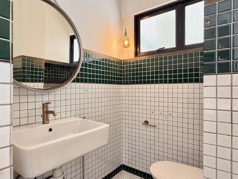 214 Serangoon Avenue 4 HDB Flat For Sale at S$ 600,000 | PropertyGuru Singapore - Bathroom