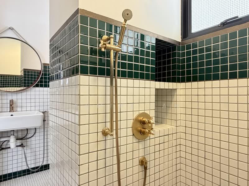 214 Serangoon Avenue 4 HDB Flat For Sale at S$ 600,000 | PropertyGuru Singapore - Bathroom