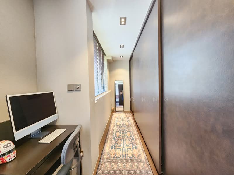 Grande Vista Condominium For Sale at S$ 2,380,000 | PropertyGuru Singapore - Master bedroom - Walk-in wardrobe 