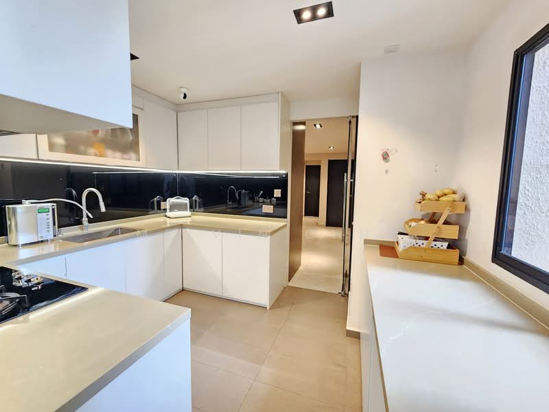 Grande Vista Condominium For Sale at S$ 2,380,000 | PropertyGuru Singapore - Kitchen