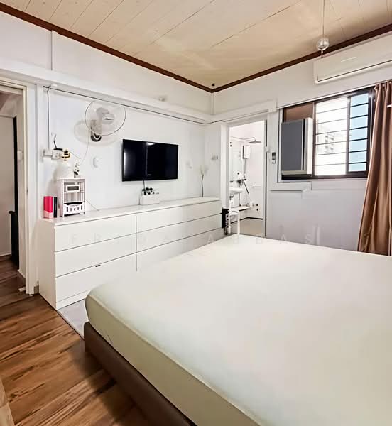 508 Jurong West Street 52 HDB Flat For Sale at S$ 460,000 | PropertyGuru Singapore - Bedroom