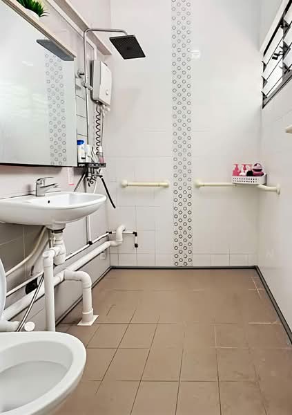 508 Jurong West Street 52 HDB Flat For Sale at S$ 460,000 | PropertyGuru Singapore - Bathroom