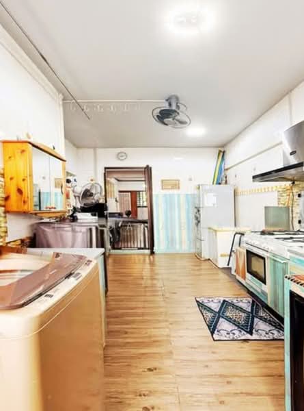 508 Jurong West Street 52 HDB Flat For Sale at S$ 460,000 | PropertyGuru Singapore - Kitchen