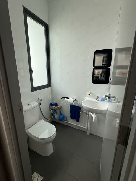 UB. One, 81 Ubi Avenue 4, 1,313 sqft, Light Industrial (B1) For Sale, by Mun Hon Chan, 500101267 - Bathroom - CommercialGuru.com.sg