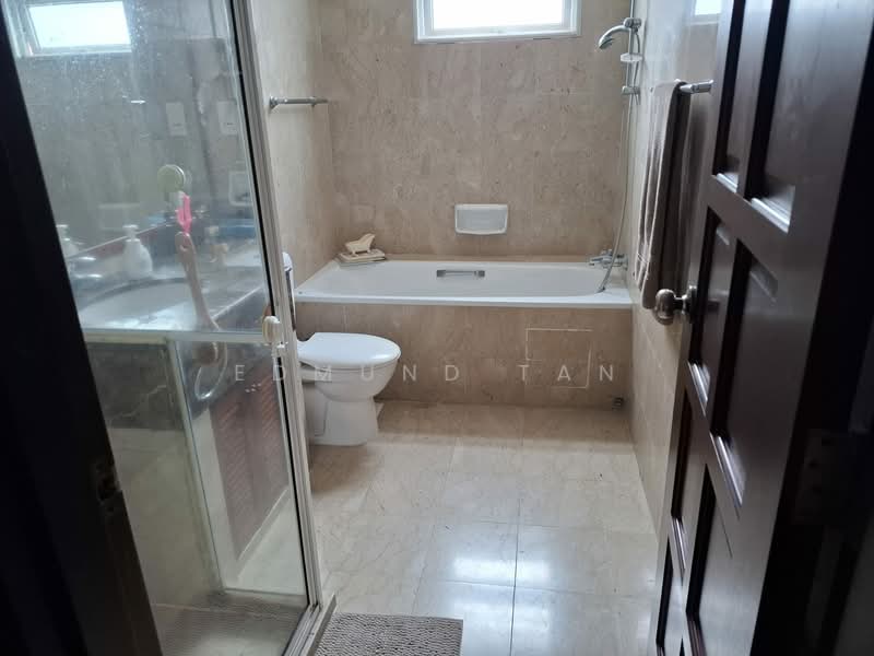 Mera Gardens, Almond Avenue, 5 Bedrooms, 3,200 sqft, Terraced House For Sale, by Edmund Tan, 500101272 - Bathroom - PropertyGuru.com.sg