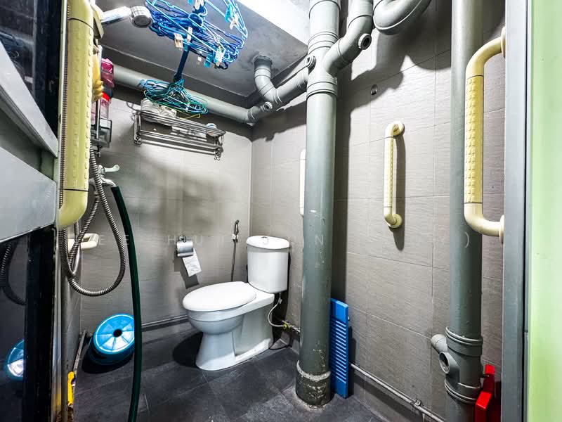 14 Kampong Arang Road HDB Flat For Sale at S$ 818,888 | PropertyGuru Singapore - Common bathroom