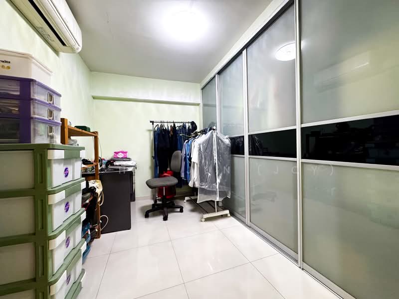 14 Kampong Arang Road HDB Flat For Sale at S$ 818,888 | PropertyGuru Singapore - Middle room 