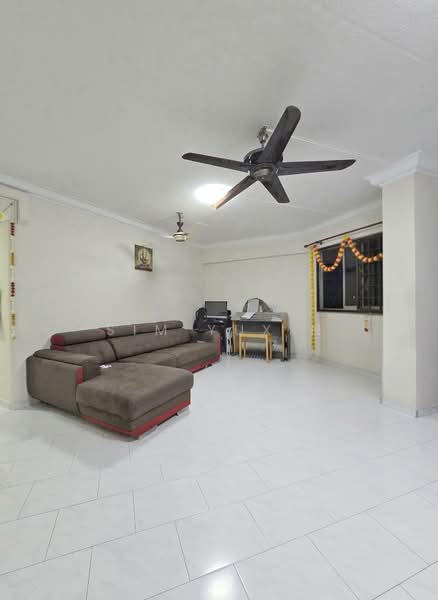 452 Hougang Avenue 10 HDB Flat For Sale at S$ 638,000 | PropertyGuru Singapore - Living Room