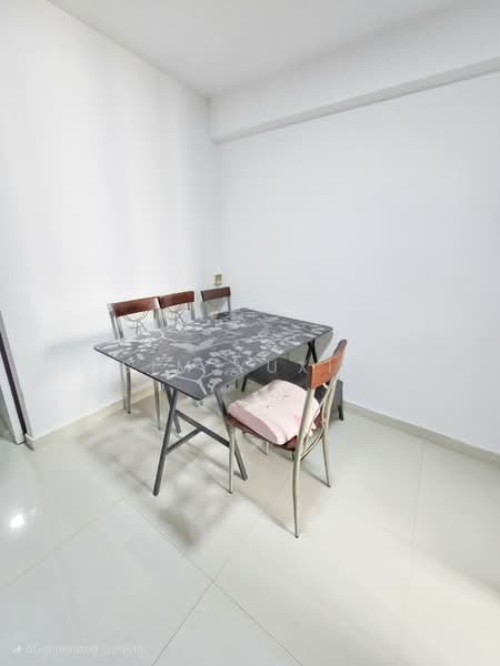 810 Tampines Avenue 4 HDB Flat For Sale at S$ 489,000 | PropertyGuru Singapore - Dining Room