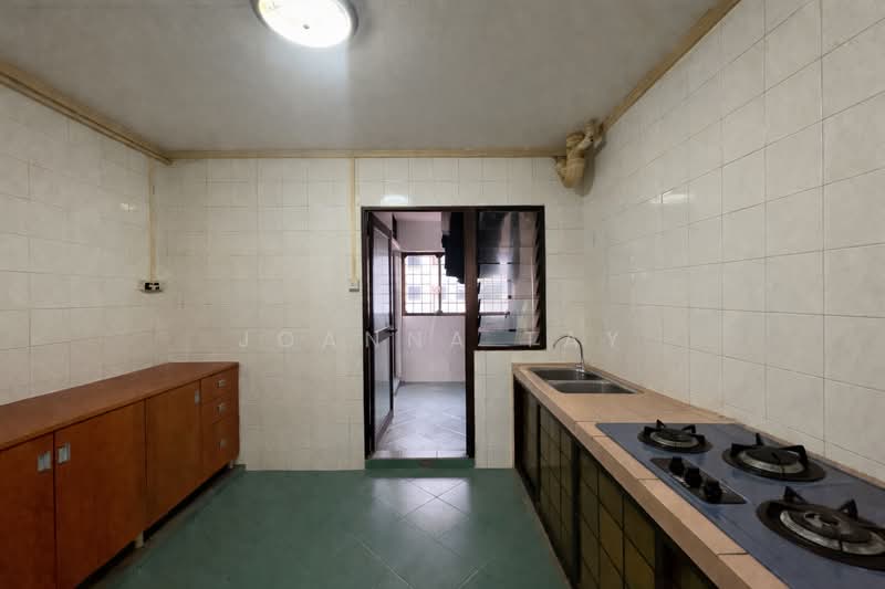 611 Woodlands Ring Road HDB Flat For Sale at S$ 550,000 | PropertyGuru Singapore - Kitchen