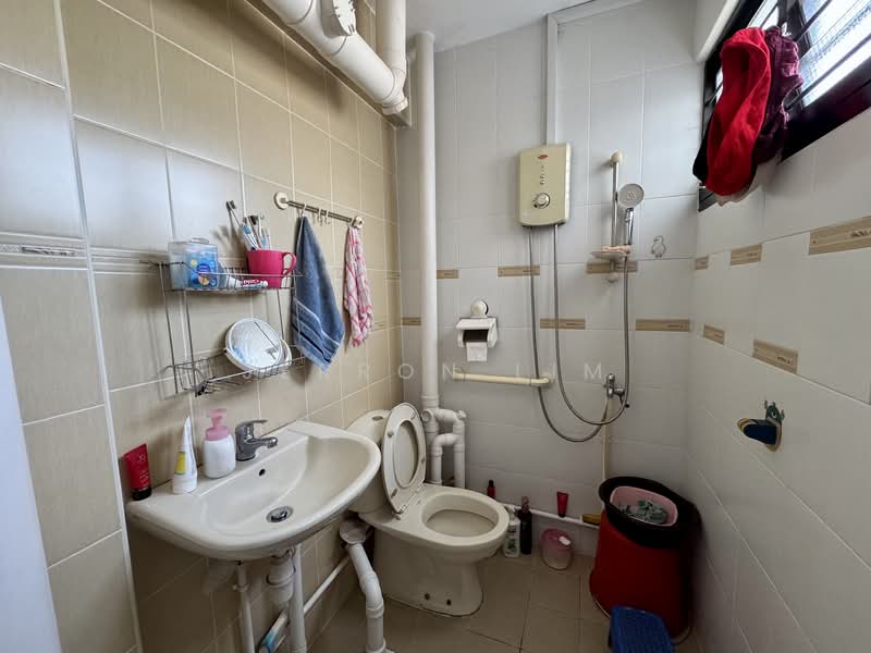 104 Woodlands Street 13 HDB Flat For Sale at S$ 540,000 | PropertyGuru Singapore - Master Bathroom