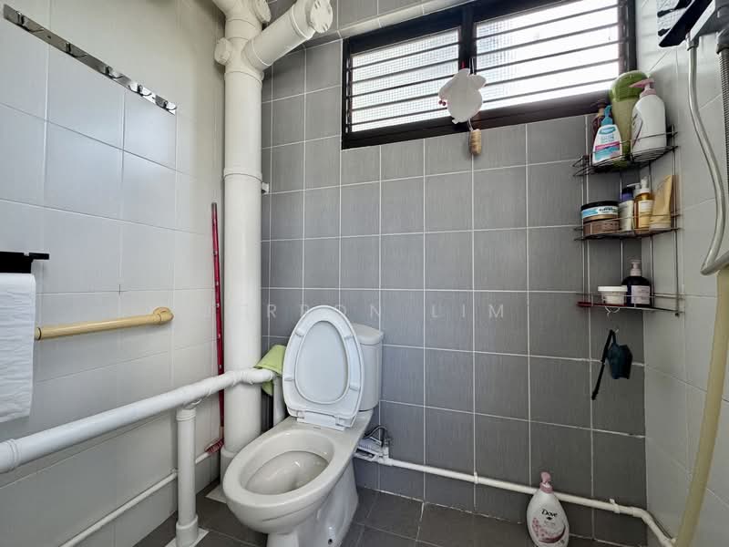 104 Woodlands Street 13 HDB Flat For Sale at S$ 540,000 | PropertyGuru Singapore - Bathroom
