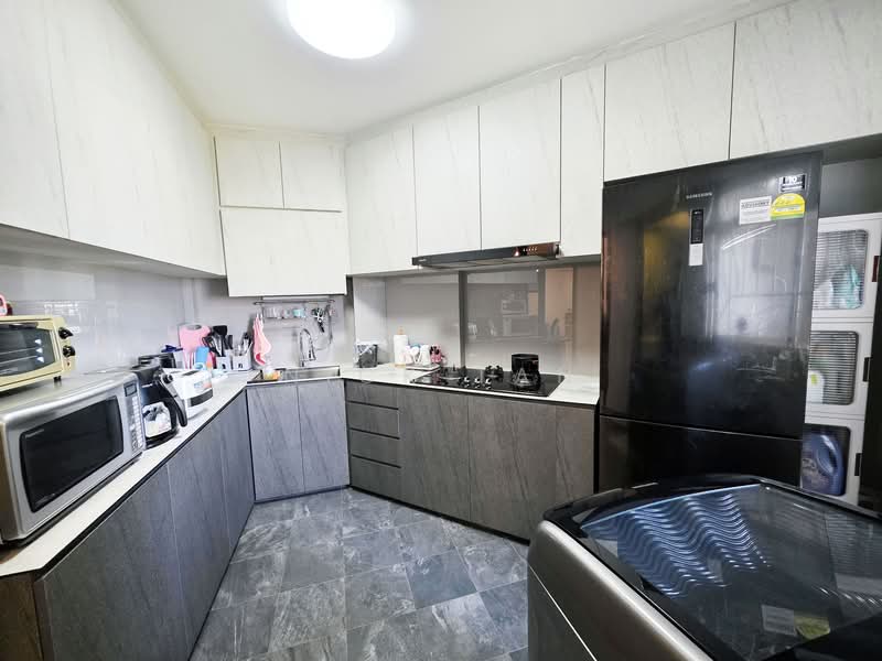 134 Edgedale Plains HDB Flat For Sale at S$ 680,000 | PropertyGuru Singapore - Kitchen