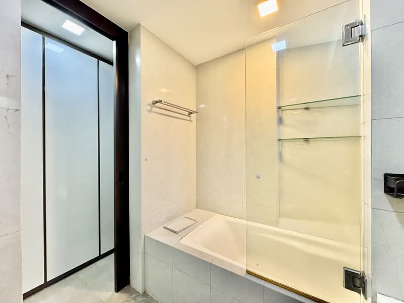 4 bedroom unit near Beauty World MRT and Pei Hwa Primary, , 4 Bedrooms, 1,033 sqft, Condominium For Rent, by Benny Ng, 500101407 - MBR Bathroom - PropertyGuru.com.sg