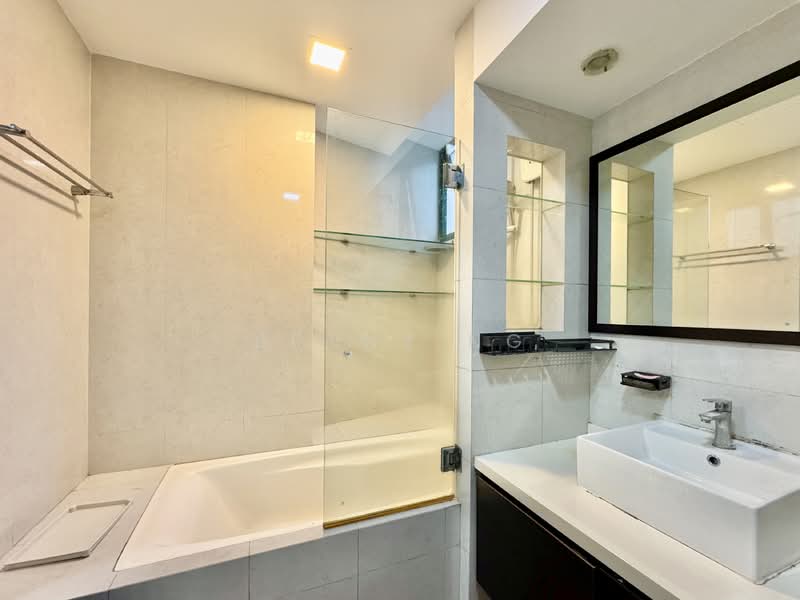 4 bedroom unit near Beauty World MRT and Pei Hwa Primary, , 4 Bedrooms, 1,033 sqft, Condominium For Rent, by Benny Ng, 500101407 - MBR Bathroom - PropertyGuru.com.sg