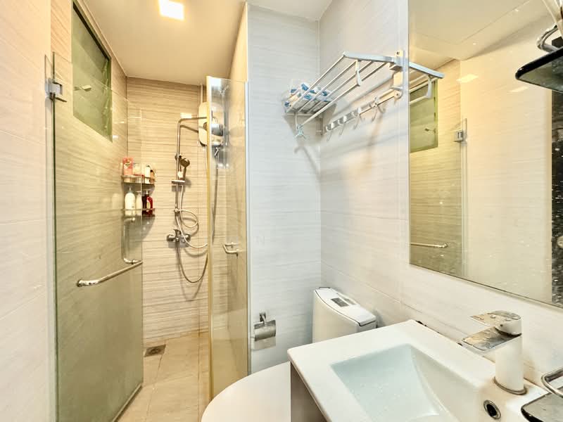 4 bedroom unit near Beauty World MRT and Pei Hwa Primary, , 4 Bedrooms, 1,033 sqft, Condominium For Rent, by Benny Ng, 500101407 - Common Bathroom - PropertyGuru.com.sg