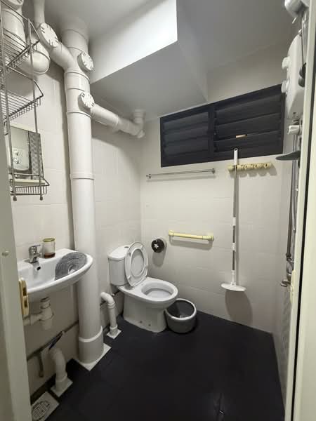 336 Ang Mo Kio Avenue 1, 336 Ang Mo Kio Avenue 1, Room Rental, 135 sqft, HDB Flat For Rent, by Christopher Yap, 500101412 - Bathroom - PropertyGuru.com.sg
