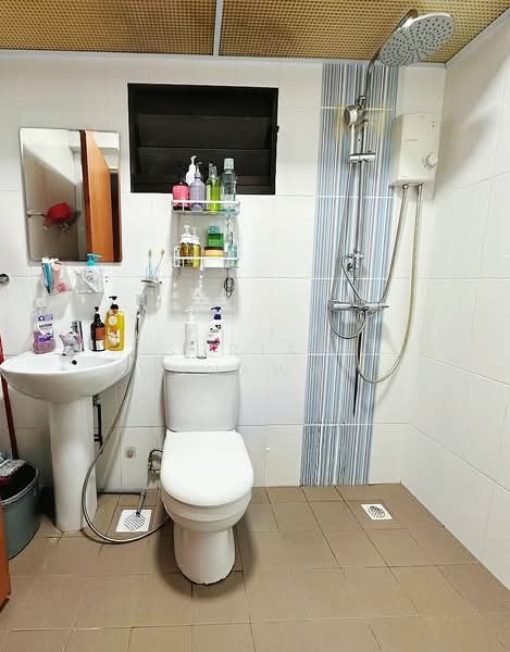 274C Compassvale Bow HDB Flat For Sale at S$ 850,000 | PropertyGuru Singapore - Bathroom