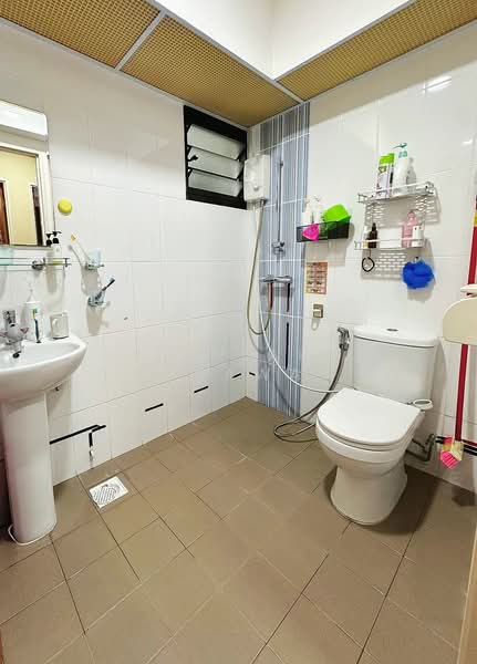 274C Compassvale Bow HDB Flat For Sale at S$ 850,000 | PropertyGuru Singapore - Bathroom