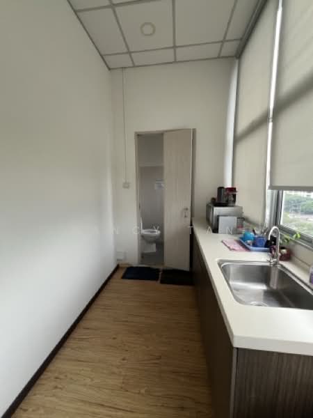 Pioneer Junction, 3 Soon Lee Street, 1,507 sqft, Factory / Workshop (B2) For Rent, by Nancy Tan, 500101463 - Bathroom - CommercialGuru.com.sg