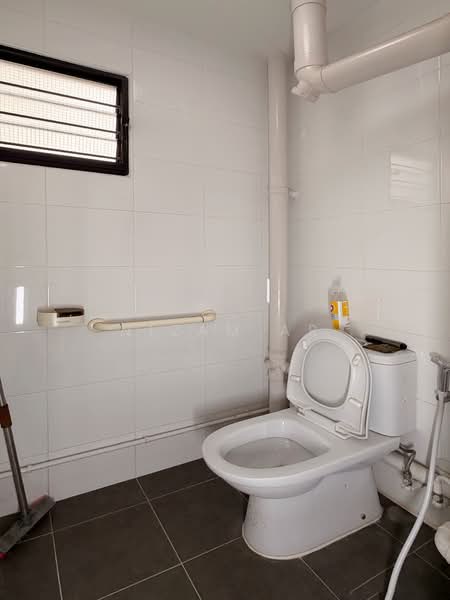 528 Bukit Batok Street 51 HDB Flat For Sale at S$ 405,000 | PropertyGuru Singapore - Bathroom