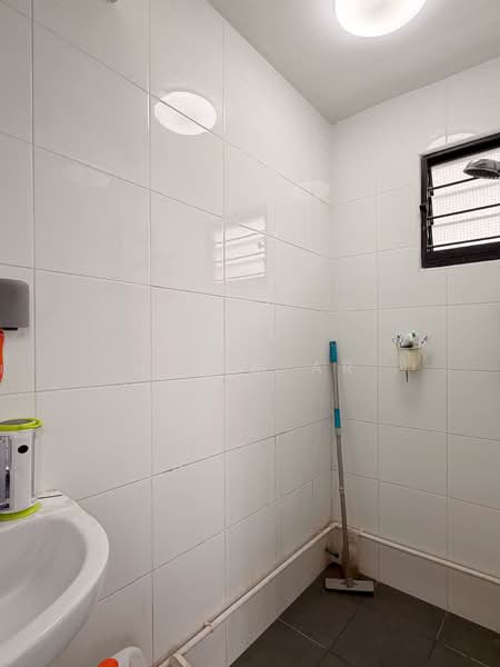528 Bukit Batok Street 51 HDB Flat For Sale at S$ 405,000 | PropertyGuru Singapore - Bathroom