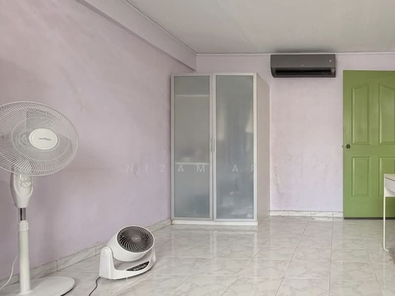 528 Bukit Batok Street 51 HDB Flat For Sale at S$ 405,000 | PropertyGuru Singapore - Bedroom