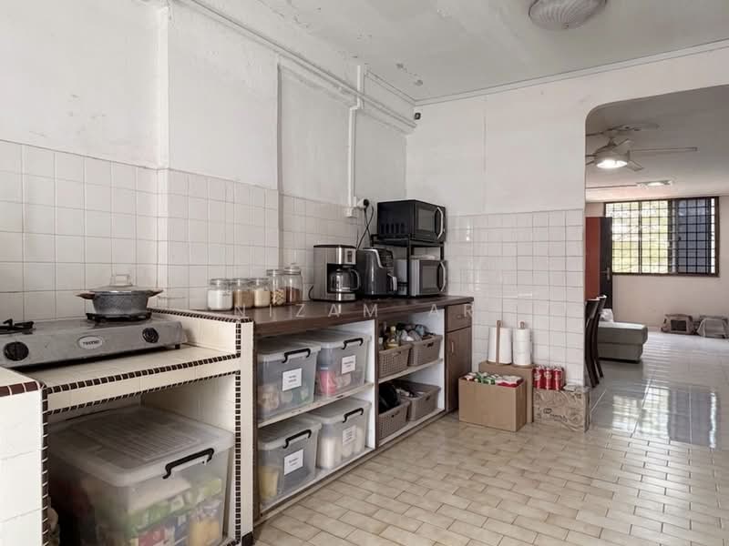 528 Bukit Batok Street 51 HDB Flat For Sale at S$ 405,000 | PropertyGuru Singapore - Kitchen