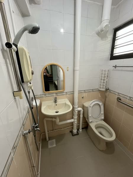 305 Shunfu Road HDB Flat For Sale at S$ 568,000 | PropertyGuru Singapore - Bathroom