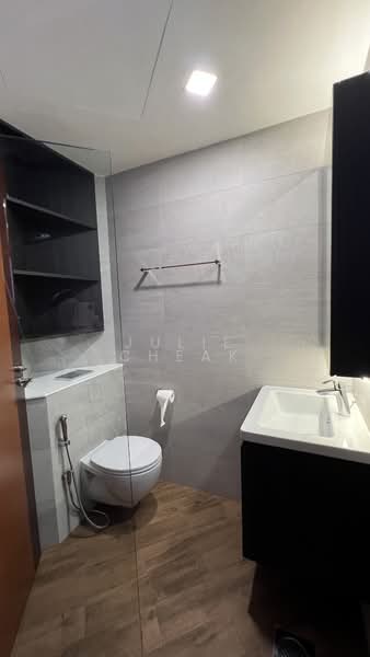 Robertson 100, 100 Robertson Quay, 2 Bedrooms, 936 sqft, Apartment For Rent, by Julie Cheak, 500101499 - Guest Bathroom - PropertyGuru.com.sg