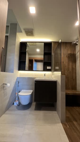 Robertson 100, 100 Robertson Quay, 2 Bedrooms, 936 sqft, Apartment For Rent, by Julie Cheak, 500101499 - Master Bedroom Ensuite Bathroom  - PropertyGuru.com.sg