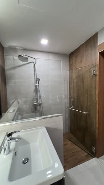 Robertson 100, 100 Robertson Quay, 2 Bedrooms, 936 sqft, Apartment For Rent, by Julie Cheak, 500101499 - Master Bedroom Ensuite Bathroom  - PropertyGuru.com.sg